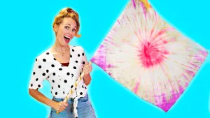 Foto van presentatrice Rosalie met een roze tie-dyevlag.