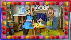 Presentatrice Rosalie met jongen en zelfgeknutselde haan.