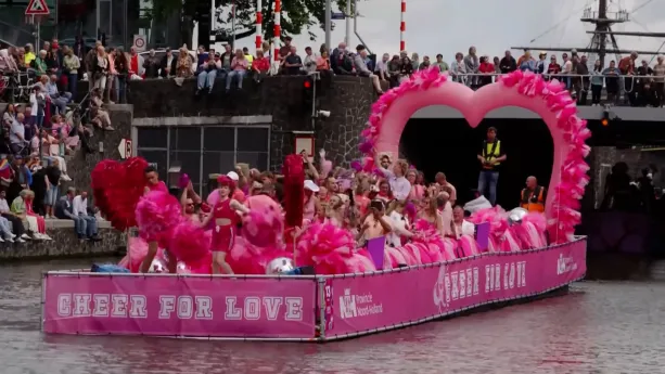 Roze boot in de grachten tijdens Canal Parade in Amsterdam.