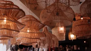 Een foto van allemaal rotan hanglampen aan een plafond.
