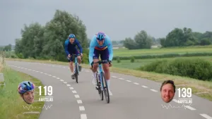 Een foto van twee wielrenners op de weg. Onder in beeld staan twee kleine fotootjes van hun hoofden. Bij het ene hoofd staat hartslag 119. Bij het andere hoofd, dat erg rood is, staat hartslag 139.