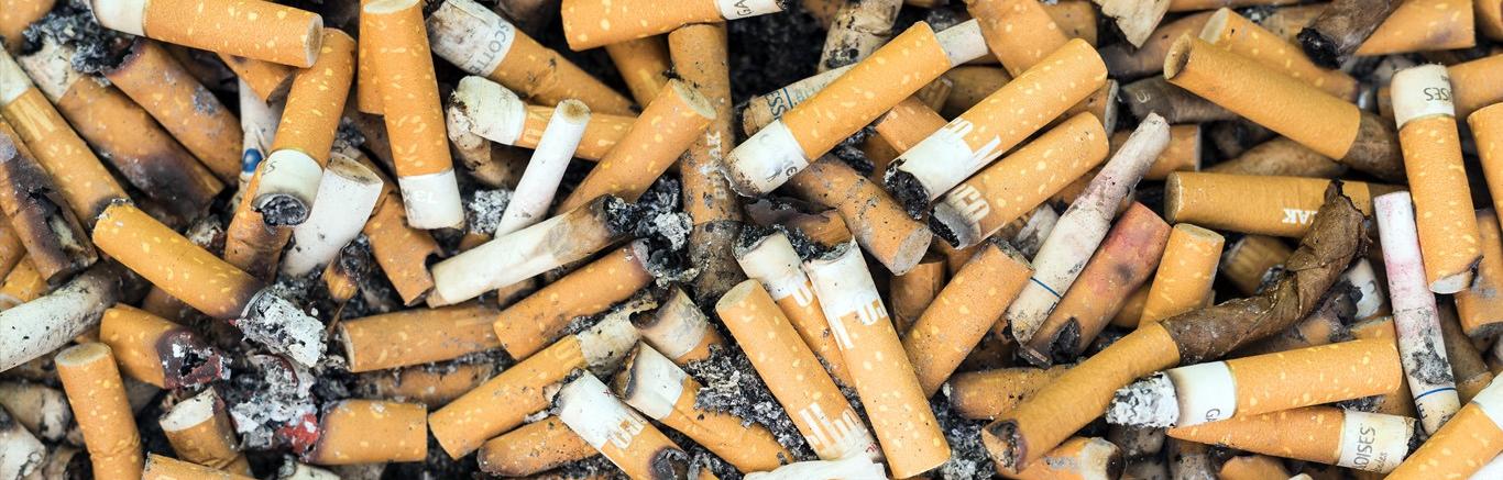 Foto van uitgedrukte sigarettenpeuken.