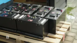 Een foto van een pallet met 7 zwarte lithium accu's.