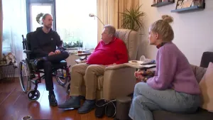 De wijkverpleger gaat langs bij cliënten die thuis zorg nodig hebben