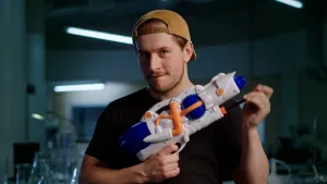 Foto van Sjamadriaan met supersoaker.