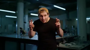 Foto van Sjamadriaan die aanhalingstekens in de lucht maakt.