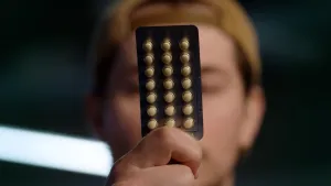 Foto van Sjamadriaan met pilstrip voor zijn gezicht.