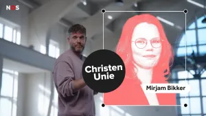 Een foto van presentator Emil naast een foto van Mirjam Bikker, lijsttrekker van de politieke partij ChristenUnie. De naam ChristenUnie staat bij de foto van de lijsttrekker.