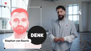 Een foto van presentator Devran naast een foto van Stephan van Baarle, lijsttrekker van politieke partij DENK. Bij de foto staat het logo van de partij DENK, de letters DENK in een rond lettertype.
