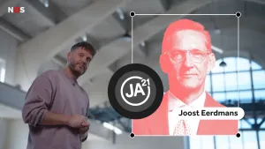 Een foto van presentator Emil naast een foto van lijsttrekker Joost Eerdmans van politieke partij JA21. Bij de foto staat het logo van de partij, JA21 uitgeschreven met een cirkel er omheen.