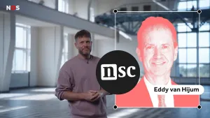 Een foto van presentator Emil naast een foto van Eddy van Hijum, lijsttrekker van NSC. Bij de foto staat het logo van de partij, de letters NSC met een kader om de N heen.