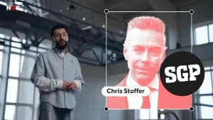 Een foto van presentator Devran naast een foto van Chris Stoffer, lijsttrekker van de politieke partij SGP. Het logo van de partij, bestaande uit de letters SGP met een pijltje vooruit, staat bij de foto.