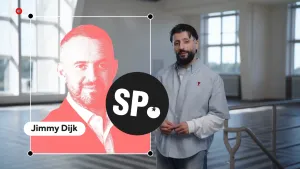 Een foto van presentator Devran naast een foto van Jimmy Dijk, lijsttrekker van de politieke partij SP. Bij de foto staat het logo van de partij, de letters SP met een tomaat ernaast.