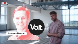 Een foto van presentator Emil naast een foto van Laurens Dassen, lijsttrekker van politieke partij Volt. Bij de foto staat het logo van de partij, het woord Volt geschreven in een eigen lettertype.