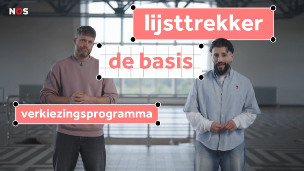 Een foto van presentatoren Emil en Devran in een lichte, lege ruimte. Rondom hen staan de woorden lijsttrekker, de basis en verkiezingsprogramma.