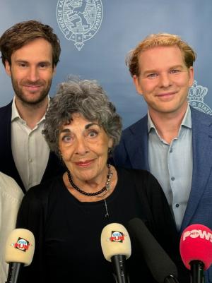 Foto van de vier presentatoren van Kiespijn voor een blauwe achtergrond. 