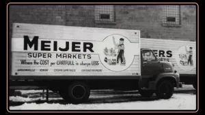 Een zwart-wit foto van een vrachtwagen waarop staat Meijer Super markets.