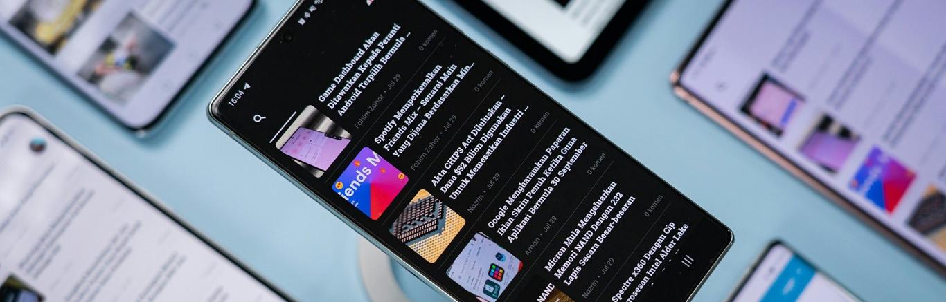 Foto van diagonaal liggende devices waarop nieuwsapps met headlines geopend zijn.