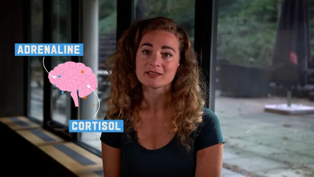 Foto van Brankele Frank, vrouw met bruine krullen, die uitlegt hoe adrenaling en cortisol worden aangemaakt in je hersenen als je nieuws kijkt of leest.
