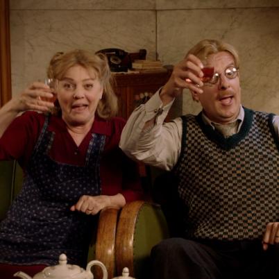 Foto van Amsterdams echtpaar Maarten en Trui die proosten op 750 jaar Amsterdam.