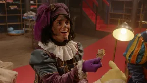 Piet staat met een puzzelstukje in de hand.