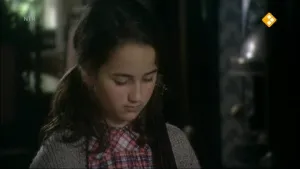 Foto van een joods meisje die omlaag kijkt.