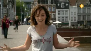 Foto van presentator op plein in Amsterdam.