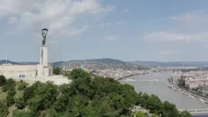 Een foto van de stad Boedapest met in het midden de rivier de Donau.