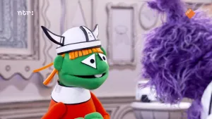 Groene pop met een vikinghelm op zijn hoofd in het museum van gewone dingen.