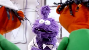 Pop kijkt verschrik naar twee andere poppen in het museum van gewone dingen.