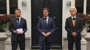 Maxime Verhagen, Mark Rutte en Geert Wilders staan voor een deur. Ze hebben alledrie een microfoon voor hen staan.