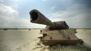 Tank die op een strand staat.