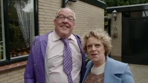 Jan en Helma boel staan in hun tuin.