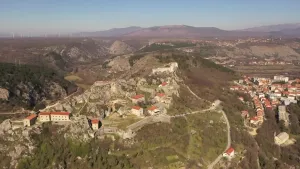 Een foto van een Servisch landschap met een dorp in de bergen.