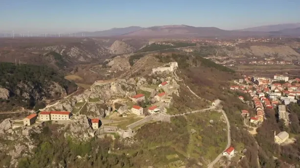 Een foto van een Servisch landschap met een dorp in de bergen.