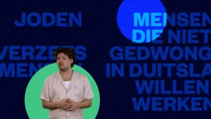 Grafisch beeld van tekst over de oorlog met een zoeklicht op de tekst als symbool voor nazi's die jagen op joden en andere onderduikers. Presentator Soy Kroon staat er in het klein voor in een groene cirkel.