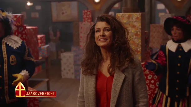 Merel Westrik kijkt omhoog in het Pakjesruim.