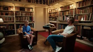 Vinn praat met uitvaartbegeleider Ide.