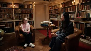 Twee mensen in een bibliotheekruimte.