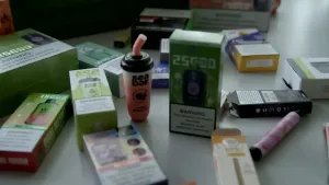 Een foto van verschillende vapes op een tafel.