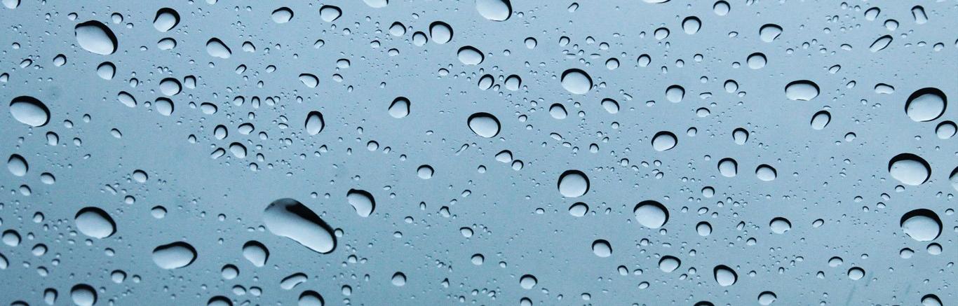 Foto van waterdruppels op een raam.