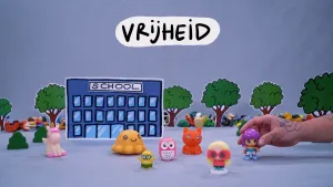 Still uit stopmotionanimatie met speelgoedpoppetjes die voor een schoolgebouw staan, erboven staat het woord vrijheid.