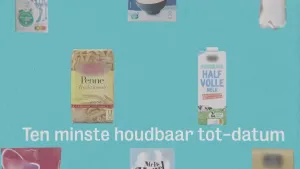 Een afbeelding van een pak pasta, een pak houdbare meld en een paar half zichtbare houdbare producten. De achtergrond is blauw en in het wit staat de tekst Ten minste houdbaar tot-datum.