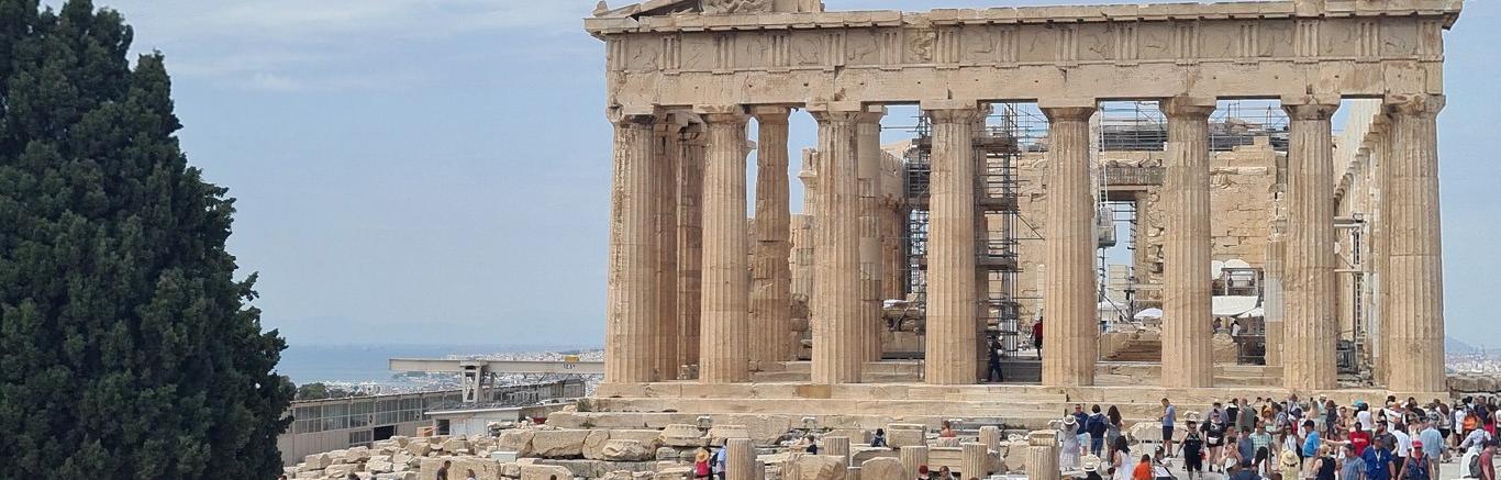 Foto van de Akropolis in Athene, Griekse tempel, met toeristen ervoor.