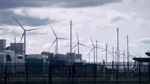 Windmolens op een industrieterrein
