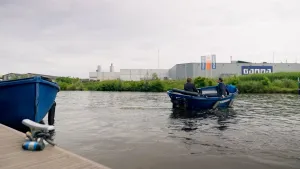 Een foto van twee mannen in een bootje op het water