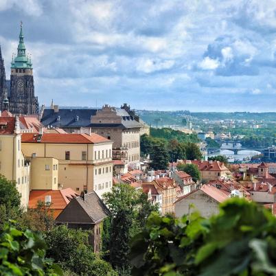 Foto van de stad Praag, kleurrijke, oude gebouwen aan een rivier met bruggen.