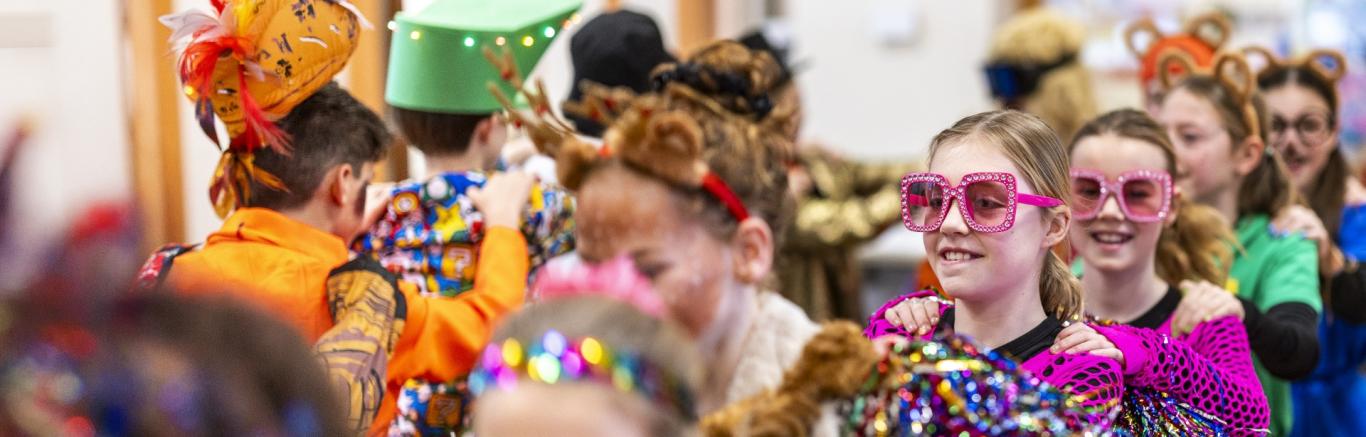 Foto van verkleedde kinderen in polonaise.
