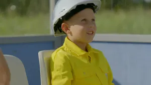 Foto van jongetje met bouwhelm