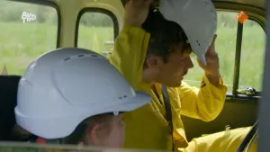 Foto van jongetje met bouwhelm die samen met Soy Kroon in een auto zit.